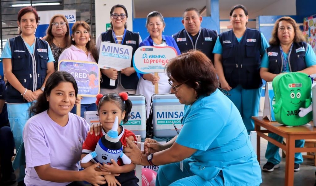 Minsa conmemora Día del Niño Peruano con campaña de vacunación gratuita y atención integral en colegio de Comas