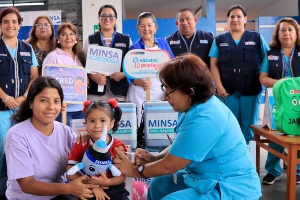 Minsa conmemora Día del Niño Peruano con campaña de vacunación gratuita y atención integral en colegio de Comas