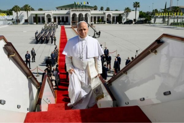 Papa inicia segunda etapa de su gira africana con llegada a Camerún