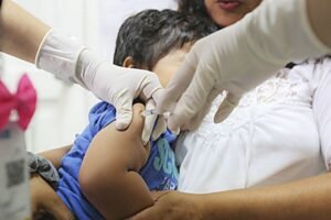 Perú enfrenta múltiples alertas sanitarias: expertos advierten la urgencia de fortalecer la inmunización infantil