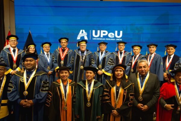 UPeU otorgó el grado de Doctor Honoris Causa a Julio Velarde Flores en el marco de sus 107 años de vida institucional