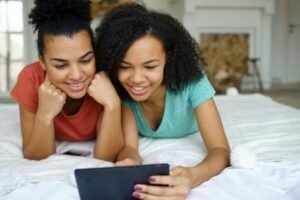 Cuando lo falso parece real: alertan sobre impacto de la IA en el consumo digital adolescente