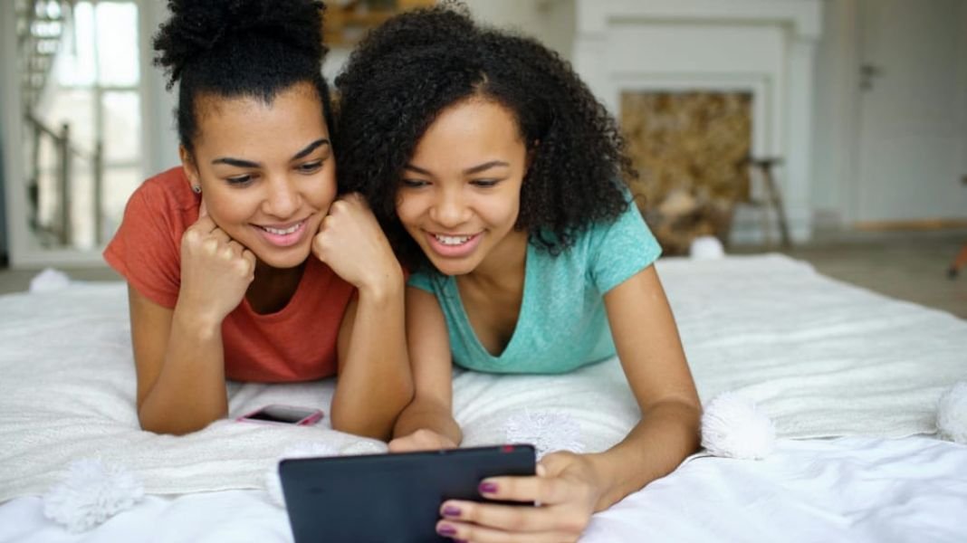 Cuando lo falso parece real: alertan sobre impacto de la IA en el consumo digital adolescente