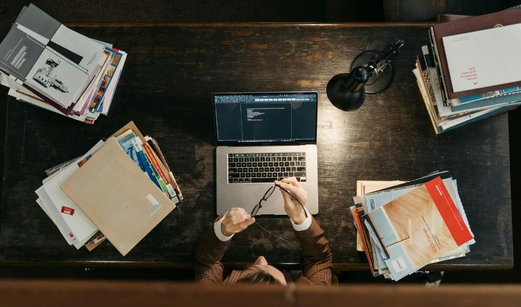 El 39% de habilidades profesionales cambiarán para 2030: cinco atributos clave para que las universidades se preparen y lideren en la era de la IA