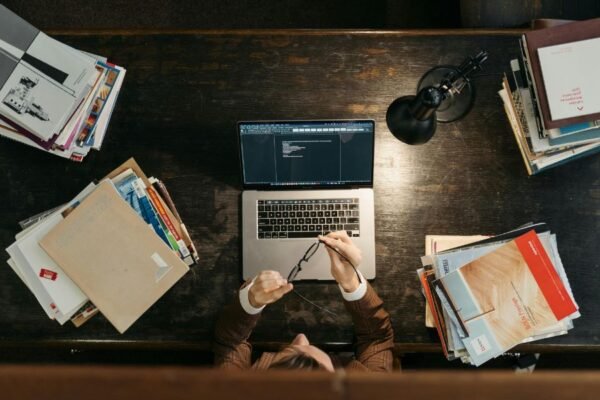El 39% de habilidades profesionales cambiarán para 2030: cinco atributos clave para que las universidades se preparen y lideren en la era de la IA