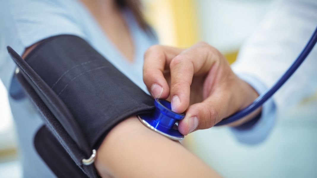 ¿Por qué hay pacientes que no pueden controlar su hipertensión ni con medicamentos? Un especialista explica