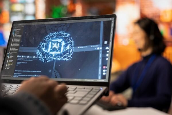 El primer "empleado digital" podría llegar a las pymes peruanas: ¿Oportunidad o riesgo sin precedentes?