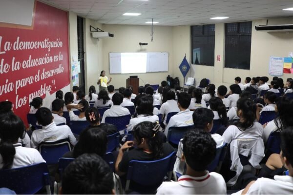 Ositrán invita a más de 3000 escolares de Iquitos a contar historias sobre las rutas del Perú