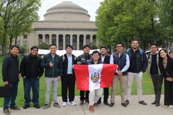 Delegación de profesionales peruanos en ciencia de datos representa al país en el MIT