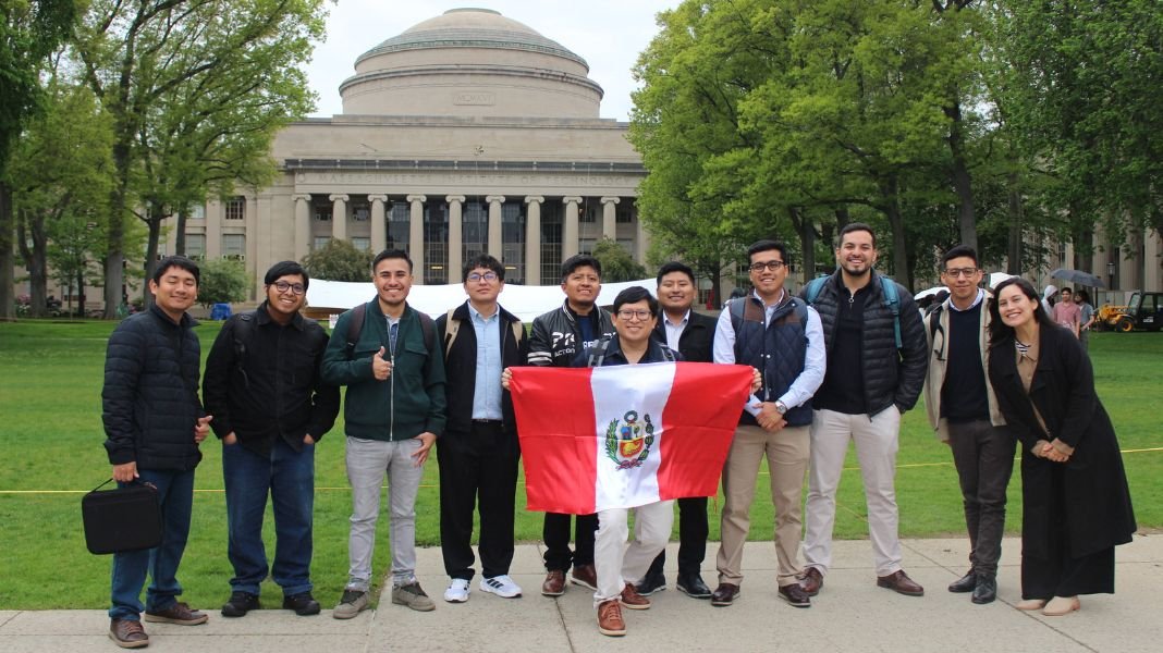 Delegación de profesionales peruanos en ciencia de datos representa al país en el MIT