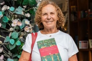 Giovanna Pollarolo reúne su poesía en Entre mujeres solas & Casas, un esperado regreso a la escena literaria