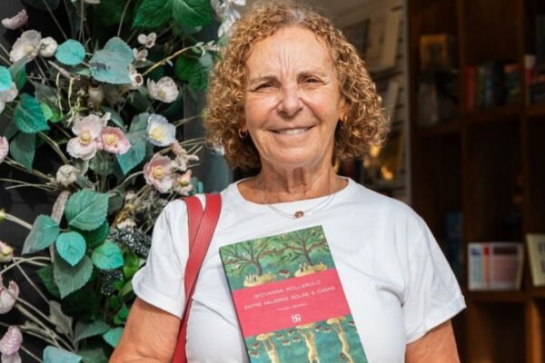 Giovanna Pollarolo reúne su poesía en Entre mujeres solas & Casas, un esperado regreso a la escena literaria