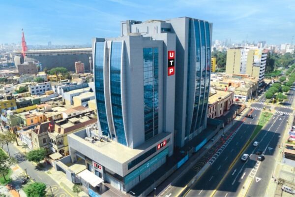 UTP firma convenio con la Universidad de Chicago para ofrecer becas a sus estudiantes destacados