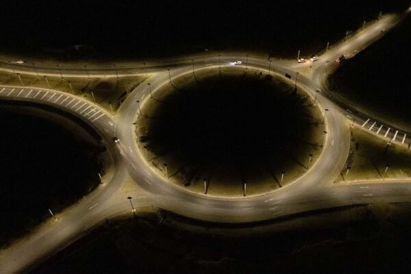 Concesionaria de la autopista Pativilca-Trujillo evita la emisión de cerca de 6 toneladas de CO₂ al año mediante autonomía energética en sus óvalos y puentes, alineando la seguridad vial con sus metas ESG LIMA, junio de 2026. La concesionaria vial Autopista del Norte (Aunor), a cargo de la Red Vial 4 (tramo Pativilca - Trujillo), ha consolidado el impacto de su transición energética. Tras un riguroso proceso de medición, la compañía integró a su inventario de emisiones verificado el impacto del sistema de iluminación 100% solar implementado en once óvalos y tres puentes de alto tránsito de la autopista, proyecto que hoy evita la emisión de cerca de 6 toneladas de CO₂ al año. La iniciativa, ejecutada por encargo del Ministerio de Transportes y Comunicaciones (MTC), fue diseñada originalmente para mitigar los riesgos de accidentabilidad en puntos críticos de las regiones de Lima, Áncash y La Libertad. Sin embargo, su evolución operativa la ha convertido en un activo clave de la estrategia de sostenibilidad corporativa de la empresa, demostrando la viabilidad de la infraestructura vial sostenible en nuestro país. El sistema, que opera de manera totalmente autónoma e independiente de la red eléctrica convencional, genera anualmente más de 32 millones de vatios-hora de energía limpia. Este volumen de mitigación ambiental (aproximadamente 6 toneladas de CO₂ anuales) equivale a evitar el consumo de 2,600 litros de gasolina o a compensar el impacto de cinco vuelos comerciales de larga distancia entre Lima y Madrid. La tecnología desplegada cuenta con paneles solares de alta eficiencia y sistemas de almacenamiento de energía (baterías de larga duración) que garantizan continuidad operativa durante las horas de menor radiación, con una vida útil proyectada que supera los diez años. Esta resiliencia operativa asegura un servicio ininterrumpido para el transporte de carga, buses interprovinciales y usuarios locales. “Cuando implementamos este proyecto, el objetivo principal era la seguridad vial de los usuarios. Hoy, los resultados confirman que esa decisión no solo protege vidas, sino que se ha consolidado como un activo fundamental en nuestra hoja de ruta de descarbonización y en el cumplimiento de nuestros compromisos de sostenibilidad”, señaló Andrea Servellón, Líder de Sostenibilidad de Aunor. A través de este hito, Aunor no solo avanza en la mitigación de su huella de carbono corporativa, sino que alinea sus operaciones de infraestructura con los Objetivos de Desarrollo Sostenible (ODS) 9 (Industria, Innovación e Infraestructura) y 11 (Ciudades y Comunidades Sostenibles), marcando un precedente metodológico para futuras inversiones en el sector de concesiones viales en el Perú.