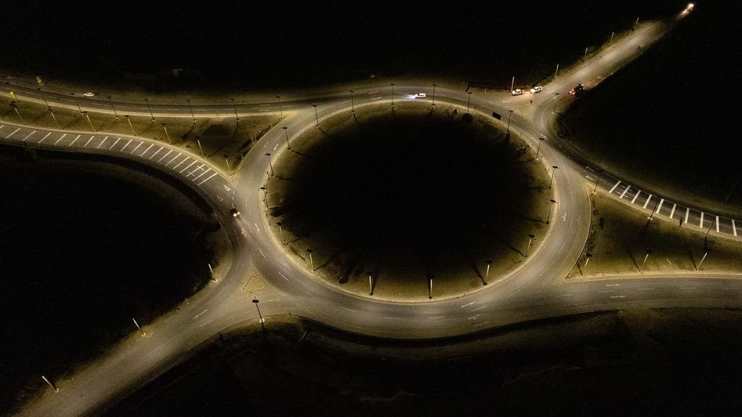 Concesionaria de la autopista Pativilca-Trujillo evita la emisión de cerca de 6 toneladas de CO₂ al año mediante autonomía energética en sus óvalos y puentes, alineando la seguridad vial con sus metas ESG LIMA, junio de 2026. La concesionaria vial Autopista del Norte (Aunor), a cargo de la Red Vial 4 (tramo Pativilca - Trujillo), ha consolidado el impacto de su transición energética. Tras un riguroso proceso de medición, la compañía integró a su inventario de emisiones verificado el impacto del sistema de iluminación 100% solar implementado en once óvalos y tres puentes de alto tránsito de la autopista, proyecto que hoy evita la emisión de cerca de 6 toneladas de CO₂ al año. La iniciativa, ejecutada por encargo del Ministerio de Transportes y Comunicaciones (MTC), fue diseñada originalmente para mitigar los riesgos de accidentabilidad en puntos críticos de las regiones de Lima, Áncash y La Libertad. Sin embargo, su evolución operativa la ha convertido en un activo clave de la estrategia de sostenibilidad corporativa de la empresa, demostrando la viabilidad de la infraestructura vial sostenible en nuestro país. El sistema, que opera de manera totalmente autónoma e independiente de la red eléctrica convencional, genera anualmente más de 32 millones de vatios-hora de energía limpia. Este volumen de mitigación ambiental (aproximadamente 6 toneladas de CO₂ anuales) equivale a evitar el consumo de 2,600 litros de gasolina o a compensar el impacto de cinco vuelos comerciales de larga distancia entre Lima y Madrid. La tecnología desplegada cuenta con paneles solares de alta eficiencia y sistemas de almacenamiento de energía (baterías de larga duración) que garantizan continuidad operativa durante las horas de menor radiación, con una vida útil proyectada que supera los diez años. Esta resiliencia operativa asegura un servicio ininterrumpido para el transporte de carga, buses interprovinciales y usuarios locales. “Cuando implementamos este proyecto, el objetivo principal era la seguridad vial de los usuarios. Hoy, los resultados confirman que esa decisión no solo protege vidas, sino que se ha consolidado como un activo fundamental en nuestra hoja de ruta de descarbonización y en el cumplimiento de nuestros compromisos de sostenibilidad”, señaló Andrea Servellón, Líder de Sostenibilidad de Aunor. A través de este hito, Aunor no solo avanza en la mitigación de su huella de carbono corporativa, sino que alinea sus operaciones de infraestructura con los Objetivos de Desarrollo Sostenible (ODS) 9 (Industria, Innovación e Infraestructura) y 11 (Ciudades y Comunidades Sostenibles), marcando un precedente metodológico para futuras inversiones en el sector de concesiones viales en el Perú.