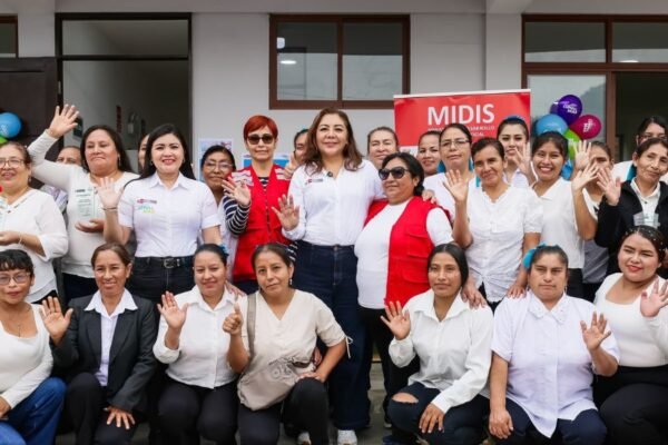 Destacadas voluntarias de Cuna Más fueron reconocidas por sus más de 15 años al cuidado de la primera infancia