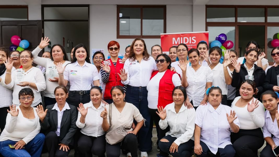 Destacadas voluntarias de Cuna Más fueron reconocidas por sus más de 15 años al cuidado de la primera infancia
