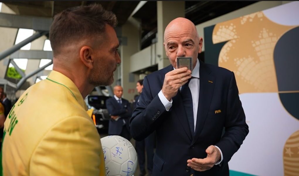 Julián gil entrega a Gianni Infantino estampita de la Virgen de Guadalupe durante la inauguración del mundial en México