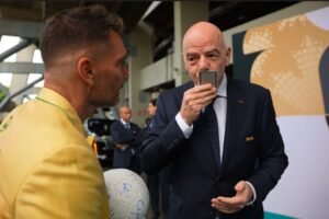 Julián gil entrega a Gianni Infantino estampita de la Virgen de Guadalupe durante la inauguración del mundial en México