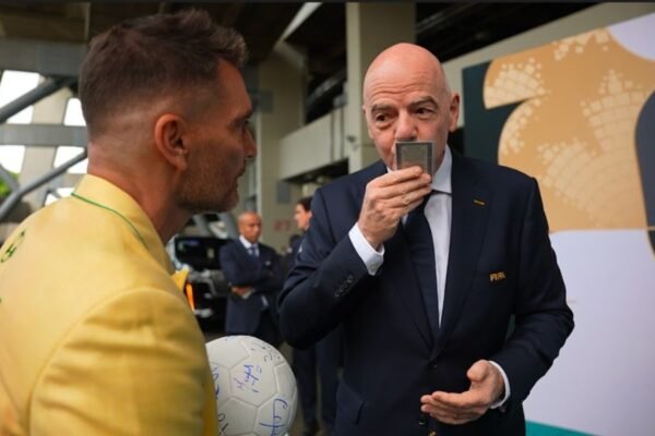 Julián gil entrega a Gianni Infantino estampita de la Virgen de Guadalupe durante la inauguración del mundial en México