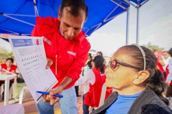 Más de 400 adultos mayores de Comas acceden a servicios de salud y empleo en feria del Midis