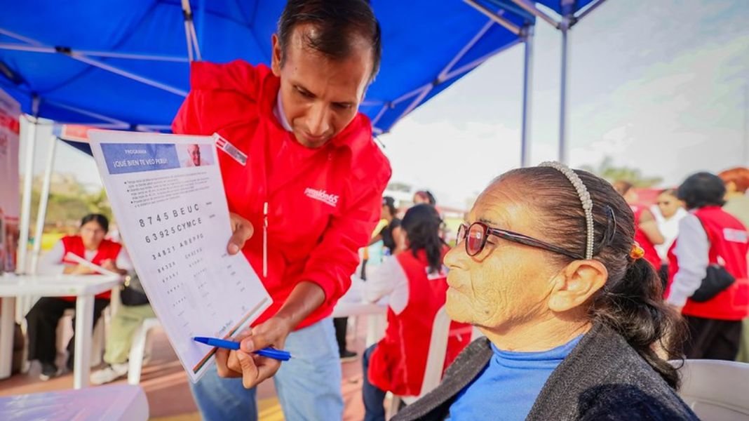 Más de 400 adultos mayores de Comas acceden a servicios de salud y empleo en feria del Midis