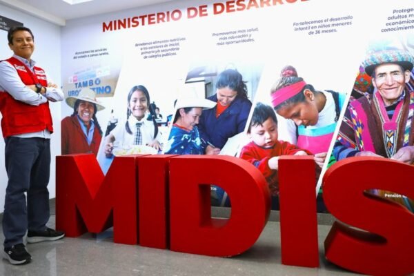 El legado de un padre: servidor del Midis inculca el compromiso social con las ollas comunes y comedores populares