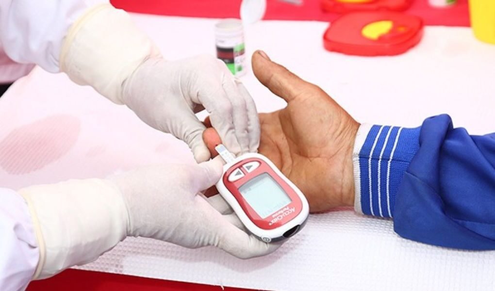 Especialista del Instituto Nacional de Salud recomienda evaluaciones preventivas al menos una vez al año y alimentarse de manera saludable En el Día Nacional de la Diabetes, que se conmemora cada 20 de junio, el Ministerio de Salud (Minsa) informó que actualmente más de 2.8 millones de peruanos viven con diabetes, mientras que otros 6.4 millones presentan prediabetes, una condición que incrementa el riesgo de desarrollar la enfermedad en los próximos años. Henry Trujillo Aspilcueta, especialista del Centro Nacional, Alimentación y Vida Saludable (Cenan) del Instituto Nacional de Salud (INS), señala que lo más preocupante es que uno de cada cuatro casos aún no ha sido diagnosticado, lo que retrasa el tratamiento y aumenta el riesgo de complicaciones graves que pueden afectar la vista, los riñones, el corazón, los nervios e incluso provocar amputaciones. Advirtió que el incremente del sedentarismo, el consumo fuerte de comida rápida, alimentos ultraprocesados, gaseosas, bebidas azucaradas y las dietas ricas en grasa están favoreciendo el crecimiento de esta enfermedad en el país. “Muchas personas creen que la diabetes solo afecta a los adultos mayores, pero cada vez vemos casos en personas más jóvenes. Lo preocupante es que durante años puede desarrollarse sin presentar síntomas evidentes”, explicó. Enfermedad silenciosa pero prevenible La diabetes tipo 2 representa el 96 % de los casos registrados en el Perú y está estrechamente relacionada con el exceso de peso, la inactividad física y los malos hábitos alimentarios. Además, suele estar acompañada de otros problemas de salud como hipertensión, obesidad y alteraciones del colesterol y triglicéridos, factores que incrementan el riesgo de infartos y accidentes cerebrovasculares. Frente a ese escenario, el INS recomendó que todas las personas mayores de 35 años deben pasar por evaluaciones preventivas al menos una vez al año. También, deben evaluarse jóvenes que presentan factores de riesgo como obesidad, antecedentes familiares de primer grado, hipertensión arterial, perfil lipídico elevado, prediabetes, sedentarismo o antecedentes de diabetes gestacional. La alimentación saludable juega un rol importante. El Dr. Trujillo instó a aumentar el consumo de frutas, verduras, legumbres y cereales integrales; además de realizar actividad física diaria durante al menos 30 minutos y consumir 8 vasos de agua al día. Asimismo, aconsejó a reducir el consumo de gaseosas, bebidas azucaradas, comidas rápidas, productos ultraprocesados, carnes procesadas y grasas saturadas. “La diabetes puede prevenirse en gran medida. Pequeños cambios en nuestra alimentación y estilo de vida puedan marcar la diferencia”, señaló Trujillo.