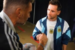 “La Pelota del Mundial” de Julián Gil consigue su firma más esperada: Lionel Messi