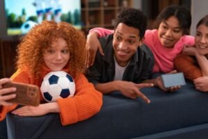 El hincha peruano elige varias pantalla: el 47% consumirá el Mundial entre TV, redes sociales y streamers