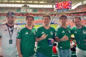 La familia Villalba, demuestra su pasión por el futbol y representa la entrega de los aficionados mexicanos.