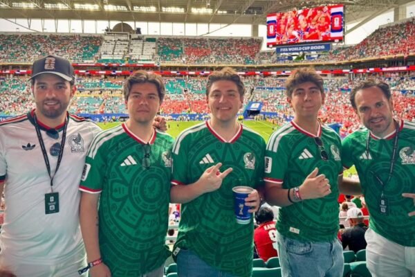 La familia Villalba, demuestra su pasión por el futbol y representa la entrega de los aficionados mexicanos.