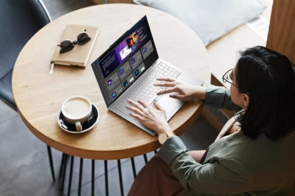 8 recomendaciones clave al elegir una laptop para el trabajo moderno y la era de la IA