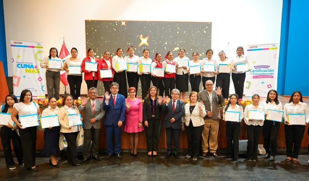 Cuna Más distingue a voluntarias que certificaron su labor acompañando a familias vulnerables en la crianza de sus niños