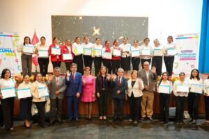 Cuna Más distingue a voluntarias que certificaron su labor acompañando a familias vulnerables en la crianza de sus niños
