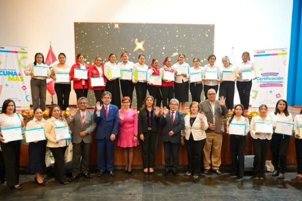 Cuna Más distingue a voluntarias que certificaron su labor acompañando a familias vulnerables en la crianza de sus niños