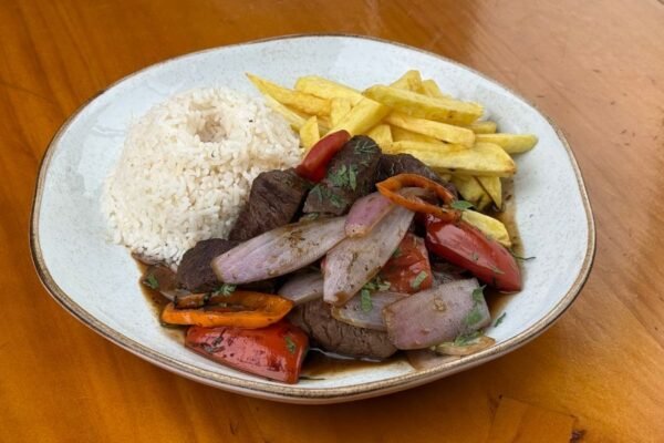 Isla escondida celebra fiestas patrias con sabores criollos y marinos