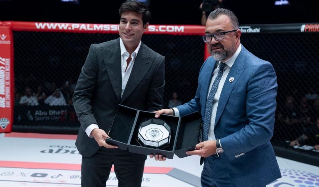 Danilo Carrera Recibe distinguido reconocimiento en Abu Dhabi durante exitosa visita a los Emiratos Árabes Unidos