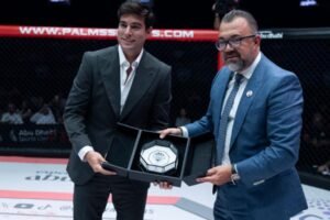 Danilo Carrera Recibe distinguido reconocimiento en Abu Dhabi durante exitosa visita a los Emiratos Árabes Unidos