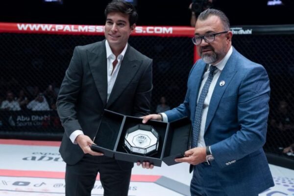 Danilo Carrera Recibe distinguido reconocimiento en Abu Dhabi durante exitosa visita a los Emiratos Árabes Unidos
