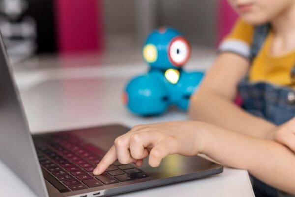 La IA conquista el interés de los niños y plantea nuevos retos para su seguridad digital: Kaspersky