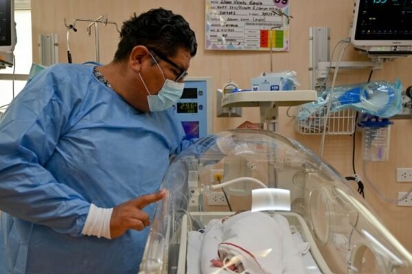 ¡Proeza médica! Especialistas del INSN Breña salvan a una bebé prematura de un kilo tras compleja cirugía para extraerle un catéter incrustado