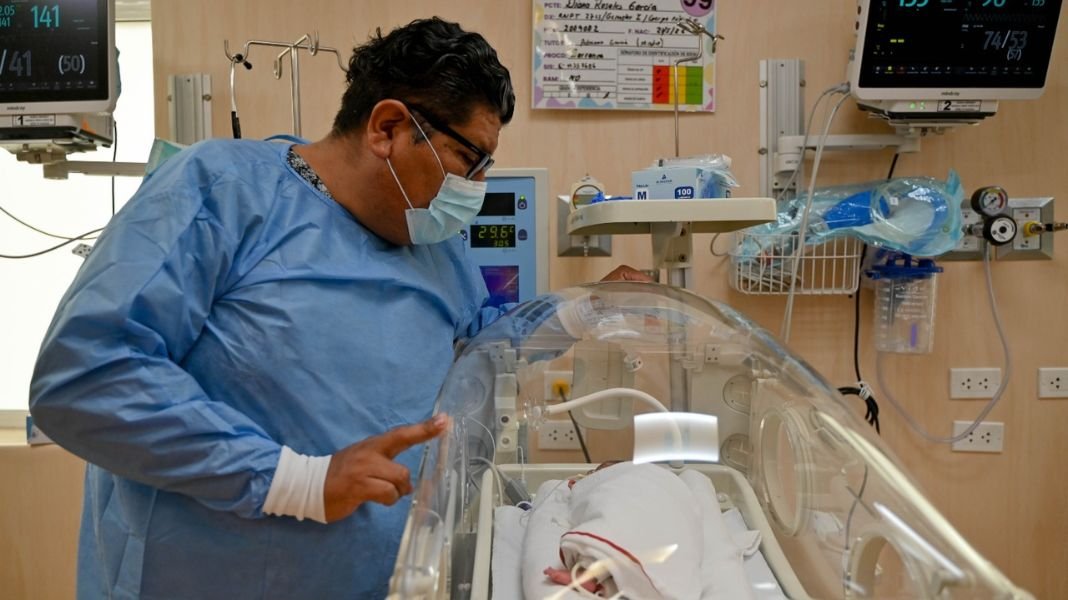 ¡Proeza médica! Especialistas del INSN Breña salvan a una bebé prematura de un kilo tras compleja cirugía para extraerle un catéter incrustado