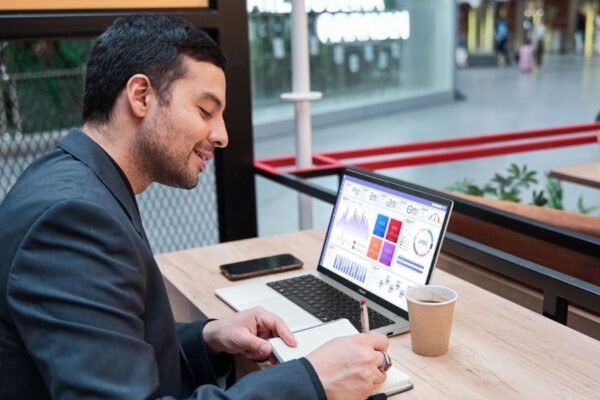 Los peruanos invierten un aproximado de S/2,400 en laptops enfocadas en productividad y hasta S/ 3,500 en equipos gamers, en un contexto donde el precio deja de ser determinante en la decisión de compra. La campaña de Fiestas Patrias vuelve a activar el consumo tecnológico en el país. El pago de gratificaciones, sumado a una mayor actividad promocional en canales físicos y digitales que también responde a eventos como los Cybers, impulsa la compra de productos como laptops, que se mantienen entre las categorías más demandadas por los hogares. En este panorama, el comportamiento del consumidor peruano tiende a mostrar una decisión de compra cada vez menos enfocada en el descuento inmediato y más en el valor de uso a largo plazo. Según un sondeo de ASUS Perú, solo el 12% de los usuarios prioriza el precio accesible, mientras que factores como desempeño, capacidad de multitarea, durabilidad y autonomía ganan mayor relevancia. “El desarrollo tecnológico de los últimos años ha permitido contar con equipos cada vez más completos y versátiles. Esto viene ganando relevancia en la preferencia del consumidor peruano, que hoy valora soluciones capaces de integrarse mejor en la rutina diaria”, señala José Aguilar, Country Product Head de ASUS Perú. En este contexto, las categorías que vienen mostrando mayor dinamismo en esta temporada responden a dos especificaciones: portabilidad y alto rendimiento. Por un lado, destacan las laptops delgadas y livianas que, a su vez, potencian la productividad con amplias pantallas OLED y un diseño estilizado, orientadas a estudiantes y profesionales que desarrollan actividades en modalidad híbrida. En este caso, el ticket se ubica en un aproximado de S/ 2,400. Por otro lado, también se mantiene una demanda relevante por laptops orientadas a los usuarios que buscan dispositivos con tarjeta gráfica Nvidia de serie 40 o 50 y 16 GB de RAM o más, es decir, aquellos con mayor capacidad de procesamiento gráfico y desempeño para videojuegos, así como para actividades que requieren mayor potencia, como edición de contenido o software especializado. Este segmento se ha consolidado como una de las categorías más activas dentro del mercado de consumo tecnológico, en la que el ticket promedio asciende a S/ 3,500 aproximadamente. En conjunto, estas tendencias reflejan un mercado de laptops donde las decisiones de compra responden cada vez más a una mayor exigencia en términos de rendimiento, portabilidad y experiencia del dispositivo, con una orientación hacia el valor de uso a largo plazo. En ese contexto, la campaña de Fiestas Patrias se mantiene como uno de los periodos clave del año para la renovación de equipos tecnológicos en el país.