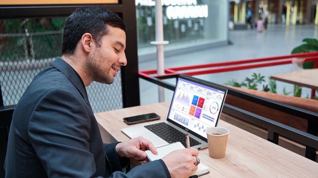Los peruanos invierten un aproximado de S/2,400 en laptops enfocadas en productividad y hasta S/ 3,500 en equipos gamers, en un contexto donde el precio deja de ser determinante en la decisión de compra. La campaña de Fiestas Patrias vuelve a activar el consumo tecnológico en el país. El pago de gratificaciones, sumado a una mayor actividad promocional en canales físicos y digitales que también responde a eventos como los Cybers, impulsa la compra de productos como laptops, que se mantienen entre las categorías más demandadas por los hogares. En este panorama, el comportamiento del consumidor peruano tiende a mostrar una decisión de compra cada vez menos enfocada en el descuento inmediato y más en el valor de uso a largo plazo. Según un sondeo de ASUS Perú, solo el 12% de los usuarios prioriza el precio accesible, mientras que factores como desempeño, capacidad de multitarea, durabilidad y autonomía ganan mayor relevancia. “El desarrollo tecnológico de los últimos años ha permitido contar con equipos cada vez más completos y versátiles. Esto viene ganando relevancia en la preferencia del consumidor peruano, que hoy valora soluciones capaces de integrarse mejor en la rutina diaria”, señala José Aguilar, Country Product Head de ASUS Perú. En este contexto, las categorías que vienen mostrando mayor dinamismo en esta temporada responden a dos especificaciones: portabilidad y alto rendimiento. Por un lado, destacan las laptops delgadas y livianas que, a su vez, potencian la productividad con amplias pantallas OLED y un diseño estilizado, orientadas a estudiantes y profesionales que desarrollan actividades en modalidad híbrida. En este caso, el ticket se ubica en un aproximado de S/ 2,400. Por otro lado, también se mantiene una demanda relevante por laptops orientadas a los usuarios que buscan dispositivos con tarjeta gráfica Nvidia de serie 40 o 50 y 16 GB de RAM o más, es decir, aquellos con mayor capacidad de procesamiento gráfico y desempeño para videojuegos, así como para actividades que requieren mayor potencia, como edición de contenido o software especializado. Este segmento se ha consolidado como una de las categorías más activas dentro del mercado de consumo tecnológico, en la que el ticket promedio asciende a S/ 3,500 aproximadamente. En conjunto, estas tendencias reflejan un mercado de laptops donde las decisiones de compra responden cada vez más a una mayor exigencia en términos de rendimiento, portabilidad y experiencia del dispositivo, con una orientación hacia el valor de uso a largo plazo. En ese contexto, la campaña de Fiestas Patrias se mantiene como uno de los periodos clave del año para la renovación de equipos tecnológicos en el país.