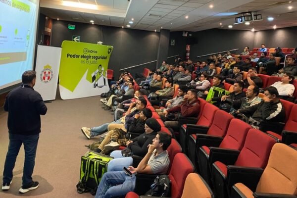 Touring Club del Perú e inDrive se unen para capacitar a repartidores en conducción preventiva y seguridad vial
