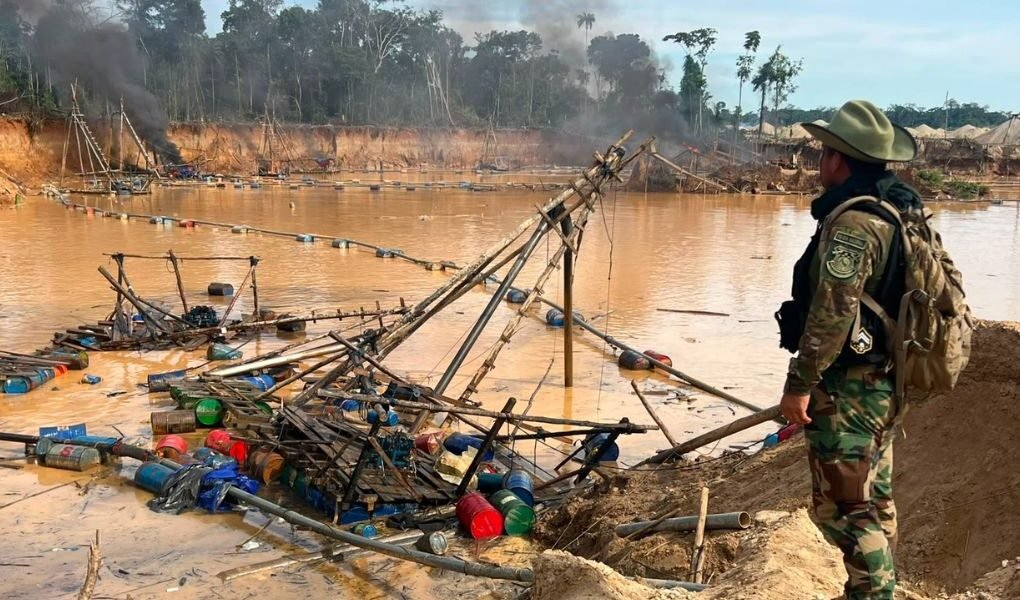 Gobierno destruye bienes e insumos usados por la minería ilegal en la Reserva Nacional de Tambopata valorizados en más de 6.6 millones de soles