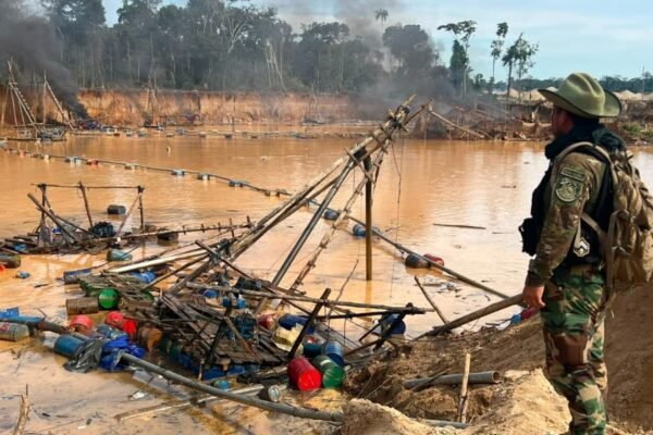Gobierno destruye bienes e insumos usados por la minería ilegal en la Reserva Nacional de Tambopata valorizados en más de 6.6 millones de soles
