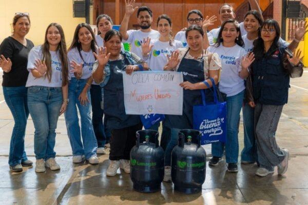 Lideresas de ollas comunes en SJL reciben más de mil balones de gas para alimentar a cientos de familias