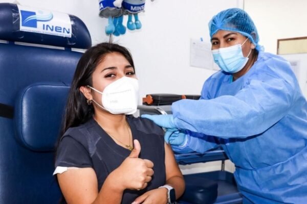 INEN fortalece la protección de pacientes oncológicos con más de 7,500 personas vacunadas en lo que va del año